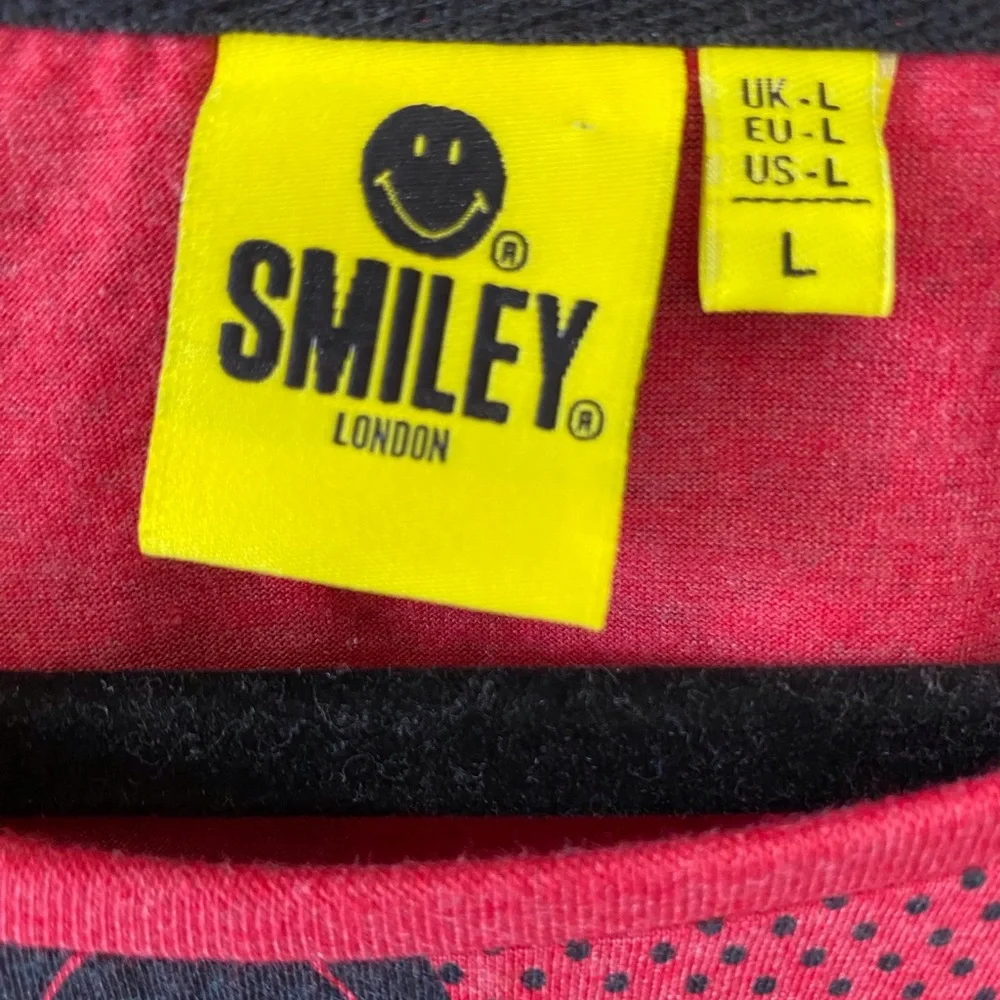 “Smiley London Graphic Tee Red w/ Allover Smiley Faces – Size L”